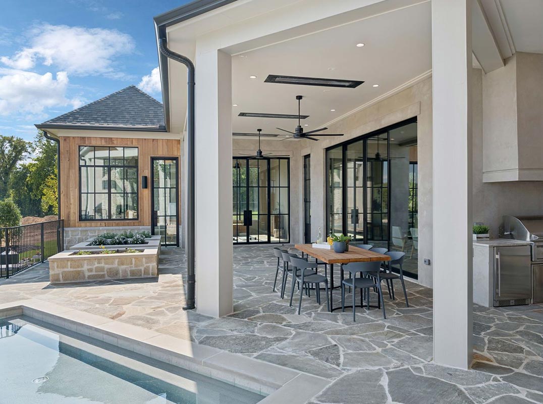 Your Dream Home Awaits – Pool and Greenhouse Included!